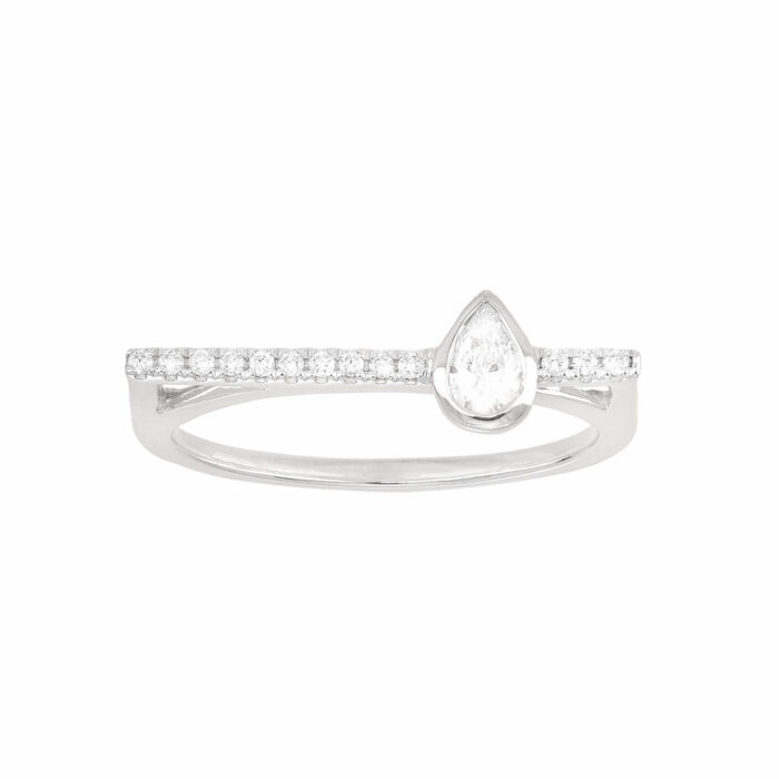 anello con linea di diamanti e pera