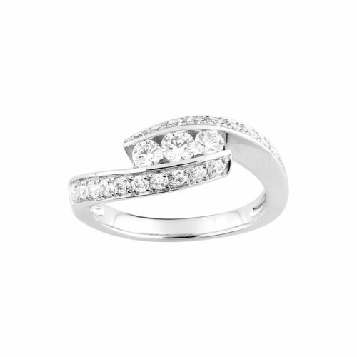 anello con tre diamanti
