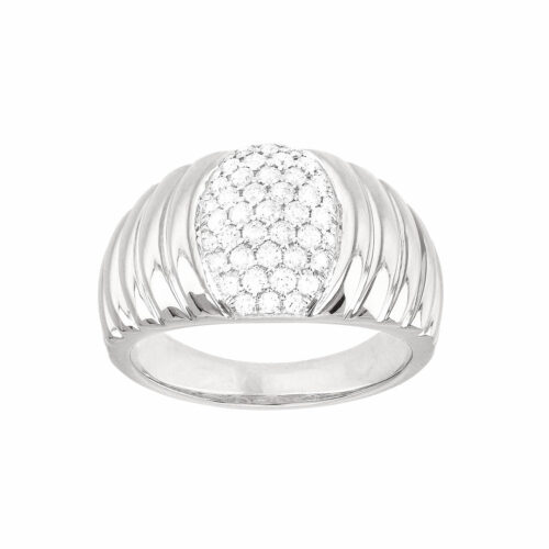 anello in oro bianco con pavé di diamanti