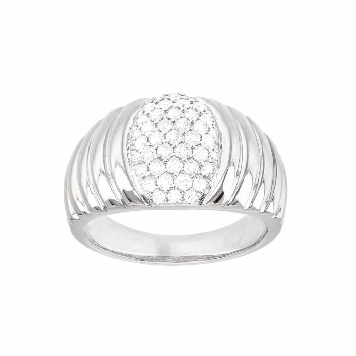 anello in oro bianco con pavé di diamanti