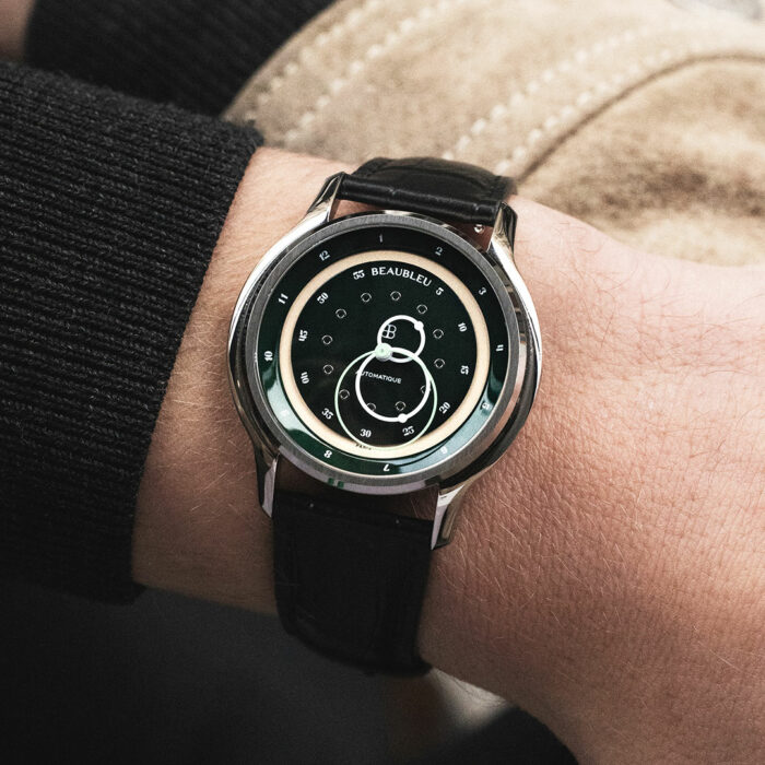 orologio con lancette rotonde